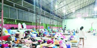 Fire victims from Purok Tangkong, Barangay 7 temporarily sought shelter at the Barangay Villamonte gym. The Bacolod City government plans to relocate residents from the fire-prone informal settlements. RADYO BANDERA NEGROS