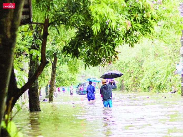 flood_pic_resized Negros Occidental and its capital Bacolod City log the most number of deaths due to leptospirosis as of Aug. 26, 2023. Photo shows residents of Barangay Pahanocoy, Bacolod City wading through floods caused by torrential southwest monsoon rains. ADVENTURE NI RAMOR FACEBOOK PAGE PHOTO