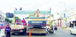 Personnel of the Iloilo City Government’s Public Safety and Transportation Management Office install a signage at the approach of the Ungka flyover in Barangay Ungka, Jaro, Iloilo City. The flyover will be open to light vehicles from 6 a.m. to 9 a.m. and 4 p.m. to 8 p.m. daily. PN PHOTO