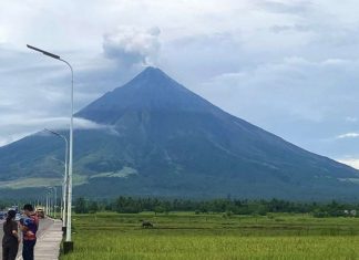 Mayon Volcano shows itself to tourists and motorists passing by Diversion Road in Camalig, Albay on Sept.23. It is one of the country’s most famous attractions, widely regarded for its “perfect cone” due to its symmetry. PNA PHOTO BY CONNIE CALIPAY