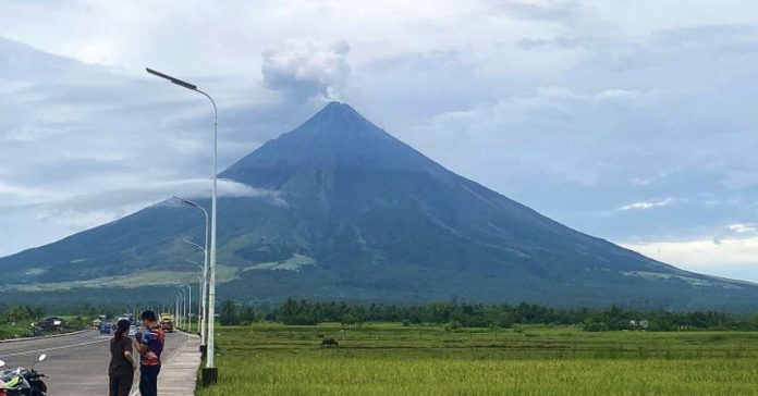 foreign_arrivals_resized Mayon Volcano shows itself to tourists and motorists passing by Diversion Road in Camalig, Albay on Sept.23. It is one of the country’s most famous attractions, widely regarded for its “perfect cone” due to its symmetry. PNA PHOTO BY CONNIE CALIPAY
