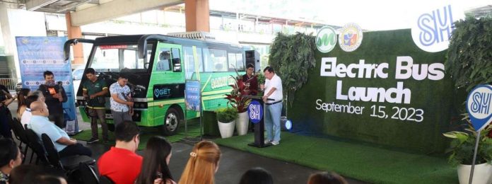 MOVING FORWARD. “Electric buses are a major step forward in reducing our carbon footprint. They help improve air quality and address noise pollution in our city,” says Mayor Jerry Treñas of Iloilo City during the launching of the electric bus service at SM City Iloilo on Sept. 15.