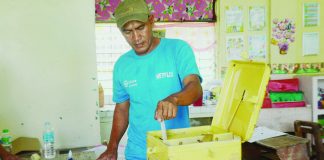 Photo shows a resident casting his vote at a polling precinct in Dumangas, Iloilo during the 2018 BSKE. PN FILE PHOTO