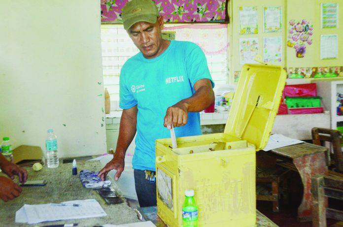 The Iloilo City Police Office urges voters not to vote for candidates who are involved in illegal drugs for the Oct. 30 Barangay and Sangguniang Kabataan Elections (BSKE). Photo shows a resident casting his vote at a polling precinct in Dumangas, Iloilo during the 2018 BSKE. PN FILE PHOTO