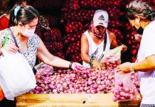 Few takers for local onions as gov’t OKs more imports Customers sift through red onions at a stall in Divisoria market in Manila. GEORGE CALVELO/ABS-CBN NEWS PHOTO