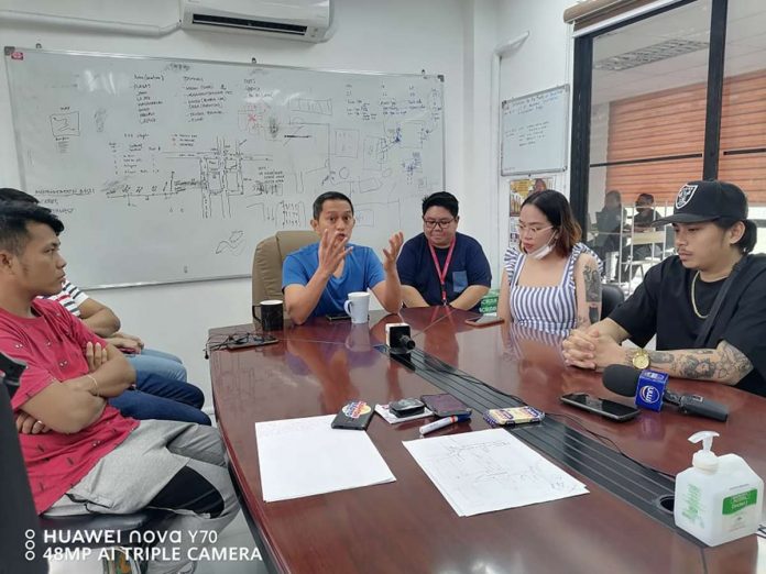 pic_3_resized Jeck Conlu, the head of the Public Safety and Transportation Management Office, mediates between taxi passenger Lhyssa Calamaan (second from the right, in a dress) and taxi driver Ronald Gape (leftmost, crossing his arms). ILOILO CITY PIO/PSTMO PHOTO