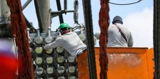 Linemen from an electrical contractor check electric meters at the Divisoria area in Manila. JONATHAN CELLONA/ABS-CBN NEWS PHOTO