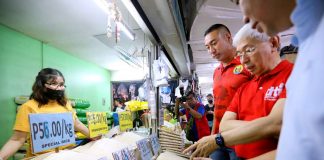 Department of Trade and Industry secretary Alfredo Pascual (wearing eyeglasses) and San Juan City mayor Francis Zamora drop by one of the rice retailers at Agora Market on Sept. 9, 2023. Pascual led the payout of the P15,000 government cash aid to 48 retailers affected by Executive Order No. 39 or the rice price ceiling. PNA
