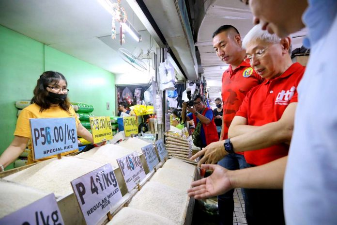 rice_resized Department of Trade and Industry secretary Alfredo Pascual (wearing eyeglasses) and San Juan City mayor Francis Zamora drop by one of the rice retailers at Agora Market on Sept. 9, 2023. Pascual led the payout of the P15,000 government cash aid to 48 retailers affected by Executive Order No. 39 or the rice price ceiling. PNA