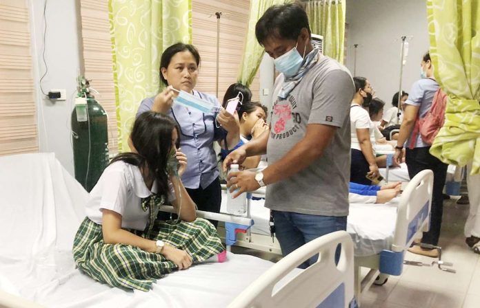 smog_resized Students suffering from “vog” were rushed to Tuy, Batangas Rural Health Unit on Thursday. PHOTO BY TUY MDRRMO
