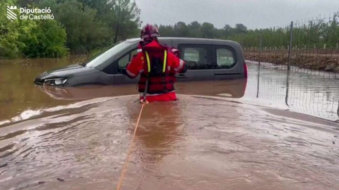spain_resized Firefighters help a man leave his vehicle trapped in floodwaters in Spain’s Castelló province. REUTERS