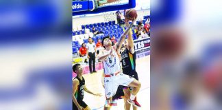 Bacolod City of Smiles’ Mark Sarangay blocks the shot of Pampanga Giant Lanterns’ Louie Sangalang. MPBL PHOTO