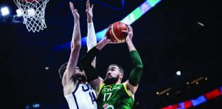 Lithuania’s Jonas Valanciunas muscles his way against the defense of Team USA’s Walker Kessler. FIBA PHOTO