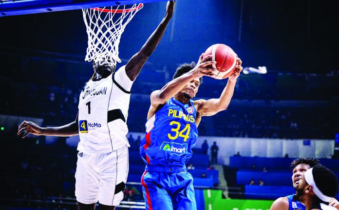 Gilas Pilipinas’ AJ Edu grabs the rebound away from South Sudan’s Nuni Omot during their 2023 FIBA Basketball World Cup game last night. FIBA PHOTO
