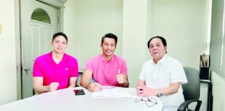 Negrense James Yap (center) signs his contract extension with Rain or Shine Elasto Painters in the presence of team manager Mamerto Mondragon (right) and assistant team manager Jireh Ibañes (left). PHOTO COURTESY OF JIREH IBAÑES