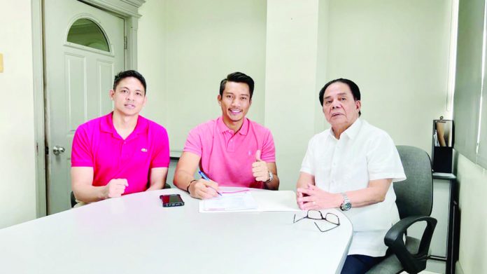 sports_james_resized Negrense James Yap (center) signs his contract extension with Rain or Shine Elasto Painters in the presence of team manager Mamerto Mondragon (right) and assistant team manager Jireh Ibañes (left). PHOTO COURTESY OF JIREH IBAÑES