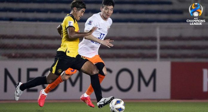 sports_kaya_resized Kaya Futbol Club-Iloilo’s Daiso Horikoshi (10) looks to kick the ball as Shandong Taishan’s Ji Xiang (37) looks on. AFC CHAMPIONS LEAGUE PHOTO