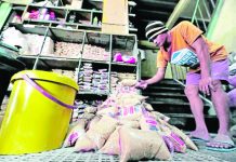Local sugar production seen dropping by 10-15% – SRA The threat of El Niño phenomenon could result in lower sugar output in the country in the next crop year. Photo shows a worker repacking sugar at a Quezon City public market. GRIG C. MONTEGRANDE/PHILIPPINE DAILY INQUIRER PHOTO