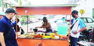 Food establishments and ambulant vendors should secure the necessary permits in compliance with the food and sanitation standards. Photo shows an ambulant vendor outside a government office in Iloilo City. ALFRED PACIENTE DELA CRUZ PHOTO