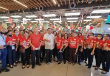 Mayor Jerry P. Treñas (in barong) with Tommy O. Que of Iloilo Supermart (in plain red poloshirt) with employees