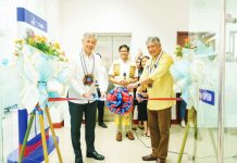 Development Bank of the Philippines President and Chief Executive Officer Michael O. de Jesus (left) leads the ribbon cutting ceremony for the opening of DBP Puerto Princesa Lending Center. Also in photo are Palawan’s Gov. Victorino Dennis M. Socrates (right) and guests from client-borrowers.