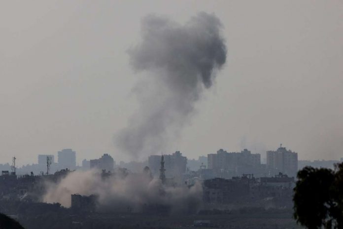 DFA_resized Smoke is seen rising in Gaza from a viewpoint in Southern Israel on Oct. 23, 2023. REUTERS/VIOLETA SANTOS MOURA