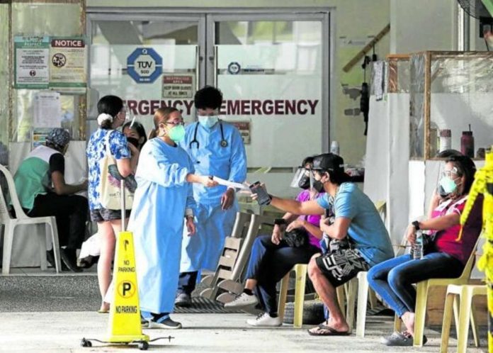 Medical workers examine patients outside the Adventist Medical center in Pasay City. FILE PHOTO BY INQUIRER/ MARIANNE BERMUDEZ