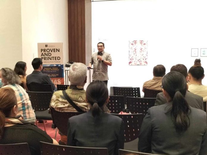 Iloilo_museum_pic_resized Cultural Center of the Philippines artistic director Dennis Marasigan speaks during the opening of the “Proven and Printed: ILOMOCA Print Festival 2023” at the Iloilo Museum of Contemporary Arts, housed at the Casa Emperador of the Iloilo Business Park in Iloilo City, on Friday, Oct. 6. PNA PHOTO BY PGLENA