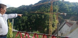 Former senator Franklin Drilon inspects the status of the Jalaur High Dam construction in barangays Agcalaga and Alibunan, Calinog, Iloilo. To date, the Jalaur High Dam, the reservoir dam of the project which is expected to store volume of water estimated at 250.70 million cubic meters, is already 106-meter high out of its structural height of 109 meters. IME SORNITO/PN