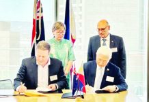 Trade Secretary Alfredo Pascual (right, seated) notes the Letter of Intent of Algae Harvest Pty Ltd in Adelaide, Australia on Oct. 9. Also in photo are (front row, from left to right) Cyclion Pty Ltd Founder and CEO Philip Major and Pascual; (back) Philippine Ambassador to Australia Ma. Hellen De La Vega and Australia Philippines Business Council president Rafael Toda. DTI PHOTO