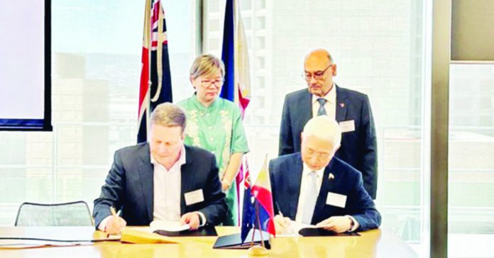 aussie_firms_resized Trade Secretary Alfredo Pascual (right, seated) notes the Letter of Intent of Algae Harvest Pty Ltd in Adelaide, Australia on Oct. 9. Also in photo are (front row, from left to right) Cyclion Pty Ltd Founder and CEO Philip Major and Pascual; (back) Philippine Ambassador to Australia Ma. Hellen De La Vega and Australia Philippines Business Council president Rafael Toda. DTI PHOTO