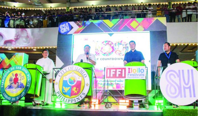 Iloilo City’s Mayor Jerry P. Treñas (second from left) leads the start of the 100-day countdown to the 2024 Dinagyang Festival at SM City Iloilo. With him are Rev. Father Renchie Vicente Senor of the San Jose de Placer Parish, Iloilo Festivals Foundation, Inc. president Allan Tan and SM City Iloilo Assistant Mall Manager Darrel John Defensor.