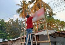 Jonathan Sayno, Election Assistant II of the Commission on Elections-Iloilo City, leads the removal of illegal campaign posters in Arevalo district. AJ PALCULLO/PN
