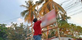 Jonathan Sayno, Election Assistant II of the Commission on Elections-Iloilo City, leads the removal of illegal campaign posters in Arevalo district. AJ PALCULLO/PN