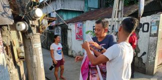 Members of “Operation Baklas” of the Commission on Elections-Iloilo City remove campaign posters illegally posted on electrical post in Molo district. PN FILE PHOTO
