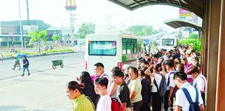 Commuters are waiting for public utility jeepneys in front of a mall in Barangay Ungka II, Pavia, Iloilo. The Land Transportation Franchising and Regulatory Board Region 6 reminds commuters to comply with the P1 jeepney fare hike. PN PHOTO