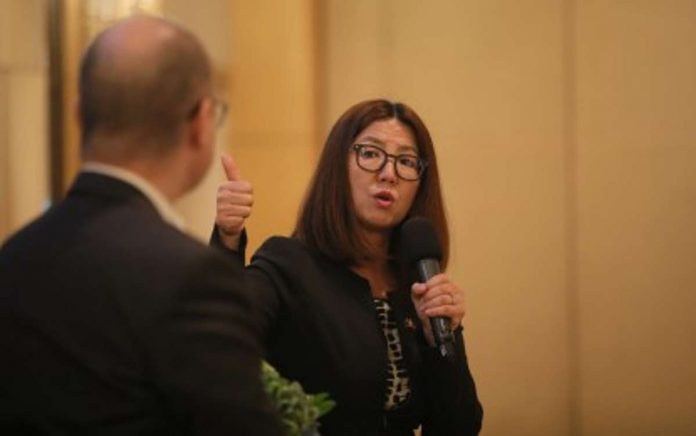 deal_team_resized Australian Ambassador to the Philippines Hae Kyong Yu PSM (right) graces the Makati Business Club forum held at Fairmont Hotel in Makati City on Oct. 24. The Australian government is establishing an Investment Deal Team in the Philippines. PNA PHOTO BY AVITO DALAN