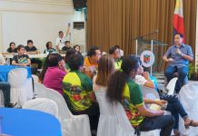 Defensor commits to address woes of farmers, fisherfolks Gov. Arthur Defensor Jr. holds a dialogue with the presidents of farmer and fisherfolk organizations in Iloilo during the “Hinun-anon kay Gob” at the Casa Real Grand Social Hall on Oct. 2. BALITA HALIN SA KAPITOLYO FB PHOTO