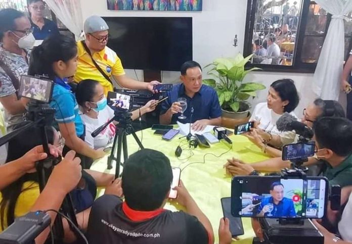 defensor_resized Gov. Arthur Defensor Jr., in a press conference on Thursday, Oct. 12, assures Ilonggos that the Iloilo provincial government is closely monitoring the situation in Israel and ready to help affected Ilonggo overseas Filipino workers through Operation Bulig Ilonggo Migrants Desk.