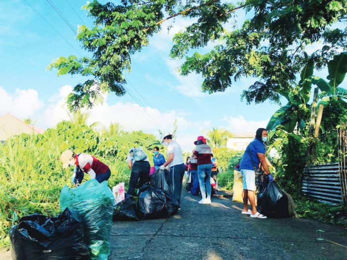 dengue_capiz_resized Photo shows the City Health Office of Roxas in Capiz province conducting a clean-up drive. Capiz logged over 600 cases of dengue so far this year. RONNIE DADIVAS FACEBOOK PHOTO
