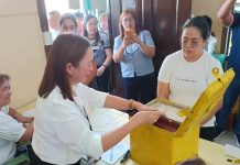 The Commission on Elections says voters 18 to 30 years old would be given two official ballots – one for Sangguniang Kabataan (SK) (printed in red) and one for barangay (printed in black) for today’s barangay and SK elections. Photo shows an Electoral Board member assisting a 30-year-old voter during a mock election held at the Iloilo Central Elementary School on Oct. 26. AJ PALCULLO/PN