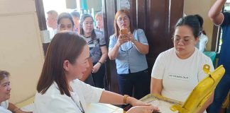 The Commission on Elections says voters 18 to 30 years old would be given two official ballots – one for Sangguniang Kabataan (SK) (printed in red) and one for barangay (printed in black) for today’s barangay and SK elections. Photo shows an Electoral Board member assisting a 30-year-old voter during a mock election held at the Iloilo Central Elementary School on Oct. 26. AJ PALCULLO/PN