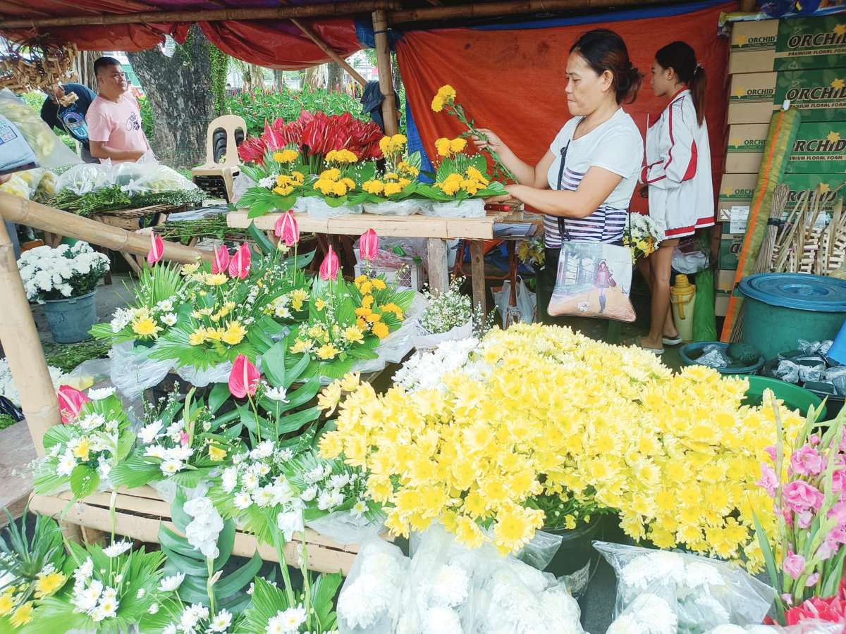 FIESTA MINATAY 2023 Flower prices up, candles hold steady