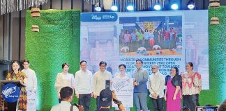 Galing Pook chairperson Mel Sarmiento and Department of Interior and Local Government secretary Benjamin “Benhur” Abalos Jr. award a plaque of recognition to Iloilo’s “Mobilizing Communities through People-Centered Zero Open Defecation Movement towards a Sustainable Sanitation” as 2023 Galing Pook Awardee. The award was received by Iloilo Provincial Health Office head Dr. Maria Socorro Colmenares-Quiñon, Provincial Health Officer 1 Dr. Wendel Marcelo and Provincial Population Office head Atty. Ruel Von Superio. PHOTO COURTESY OF DR. MARIA SOCORRO COLMENARES-QUIÑON