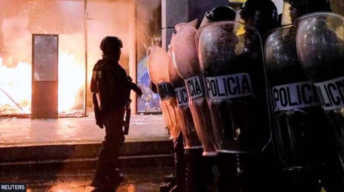 guatemala_resized Riot police officers keep watch after clashing with demonstrators when trying to break blockades, as part of a national strike to demand the resignation of authorities from the attorney general’s office, in Guatemala City, Guatemala. REUTERS