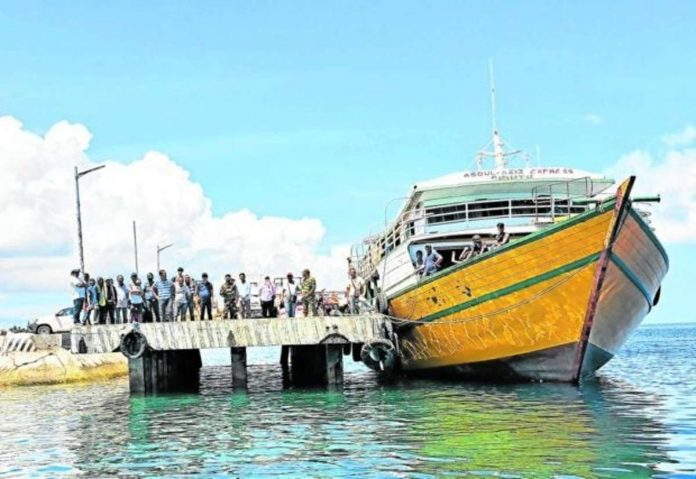 A “lantsa” (wooden-hulled ship) waits for cargo and passengers at the port of Sibutu in Tawi-Tawi. The town’s centuries-old shipbuilding industry has produced vessels that helped facilitate maritime trade and commerce between the Sulu archipelago and neighboring areas in Southeast Asia. FILE PHOTO BY BONG S. SARMIENTO
