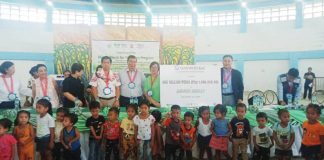 Former senator Franklin Drilon (third from right), Mayor Francisco Calvo of Calinog (fourth from right), NVC Foundation Inc. president Millie Kilakyo (second from right), and officials from Daewoo Philippines during the ceremonial turnover of Mingo Meals.