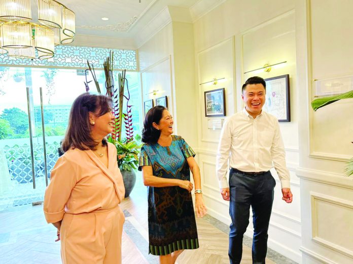 First Lady of the Philippines, Louise “Liza” Araneta-Marcos (center), led the unveiling of The Upper East House Historic Gallery gallery. She was joined by Kevin L. Tan (right), chief executive officer, Alliance Global Group, Inc. Megaworld chief operating officer Lourdes Gutierrez-Alfonso (left).