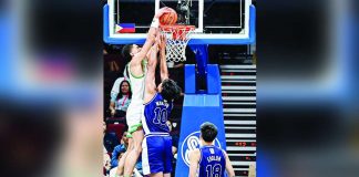De La Salle University Green Archers’ Michael Phillips scores a dunk against the defense of Adamson University Falcons’ Cedrick Manzano. UAAP PHOTO