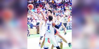 Iloilo United Royals’ Conrad Catapusan goes for a tough basket while being defended by Bacoor City Strikers’ Chito Jaime and Jhaymo Eguilos. MPBL PHOTO
